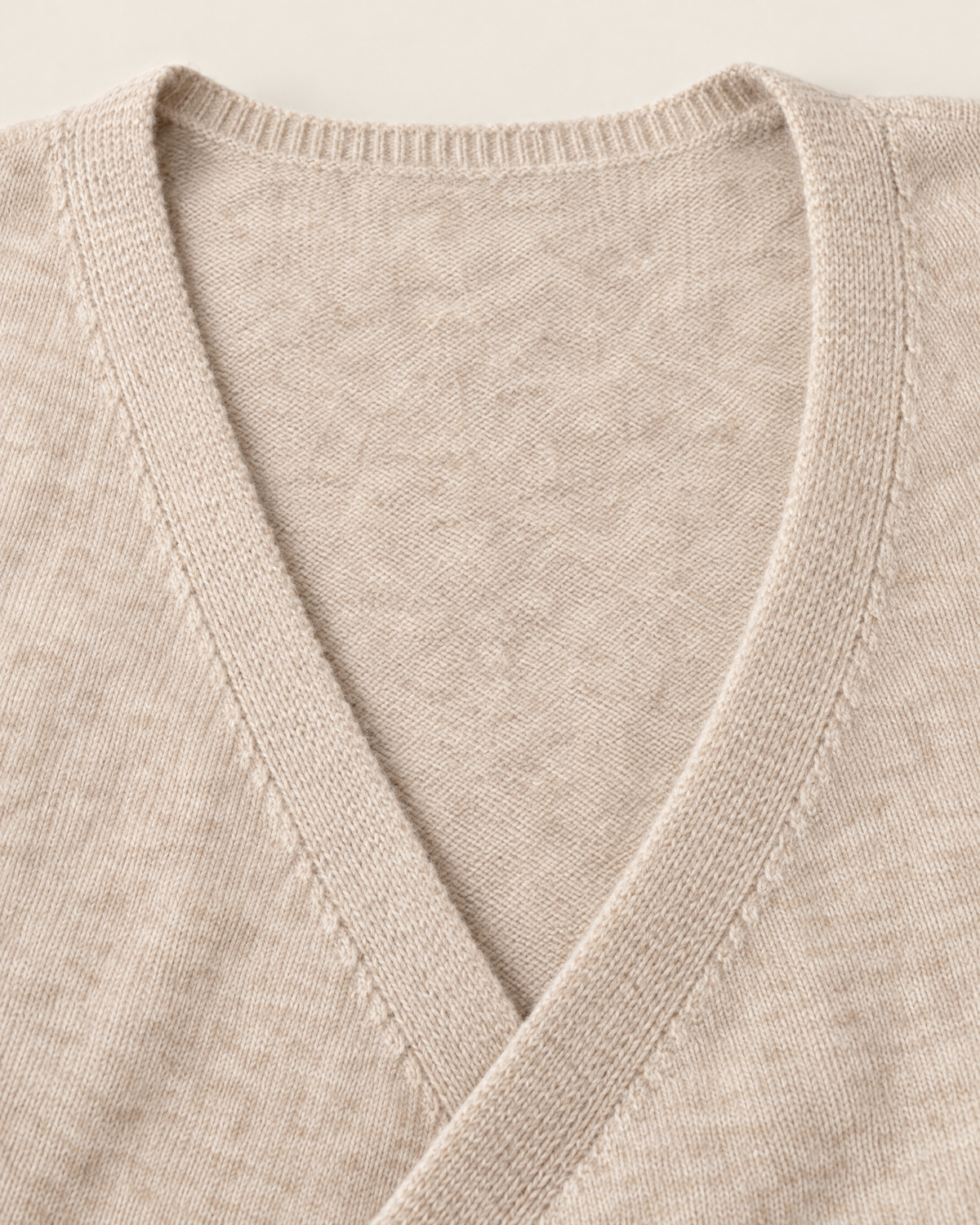 Crossover V neckline detail
